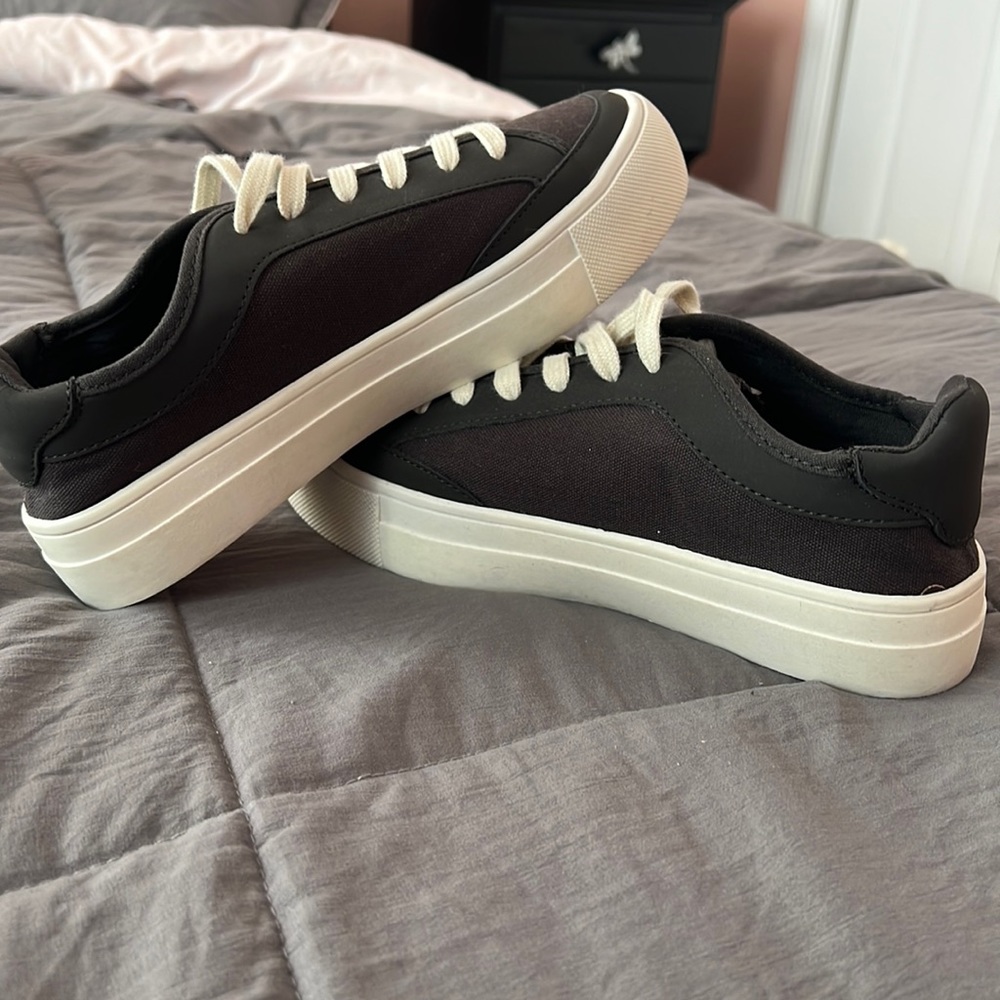 American Eagle 🦅 women’s gray platform sneaker.SIZE 7 NWOT NEVER WORN